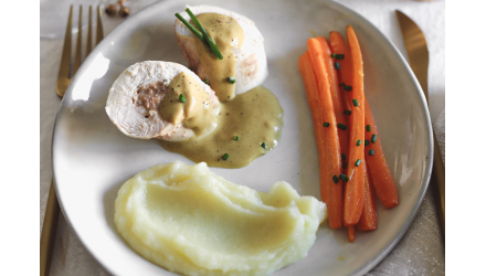 Ballotin de volaille farci au foie gras, sauce au vin et moutarde aux épices, purée de panais et carottes 